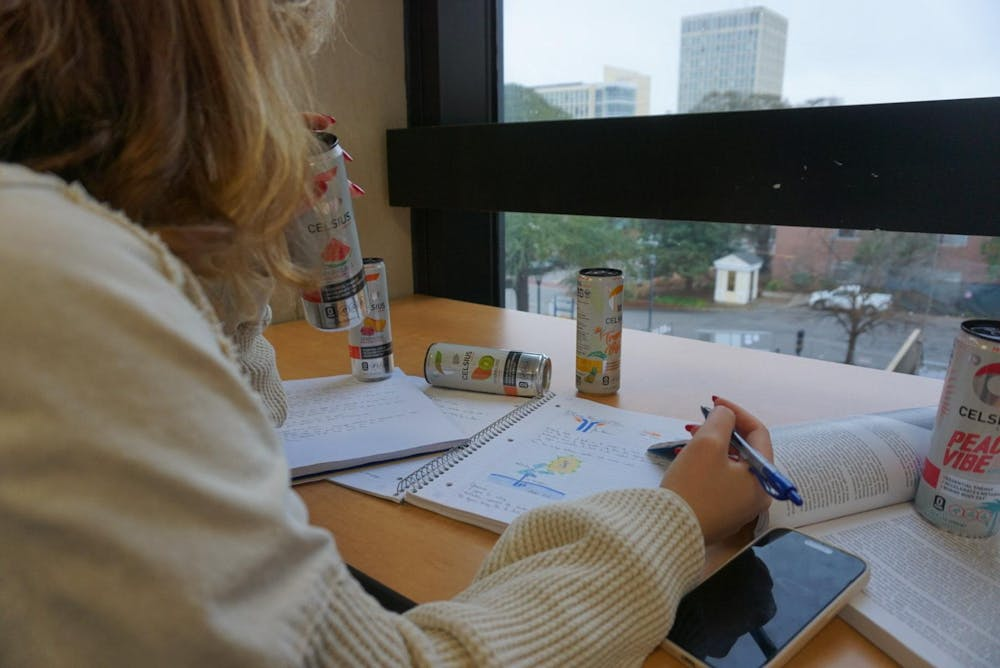 Boissons énergisantes et productivité académique: un boost réel ou une illusion marketing?